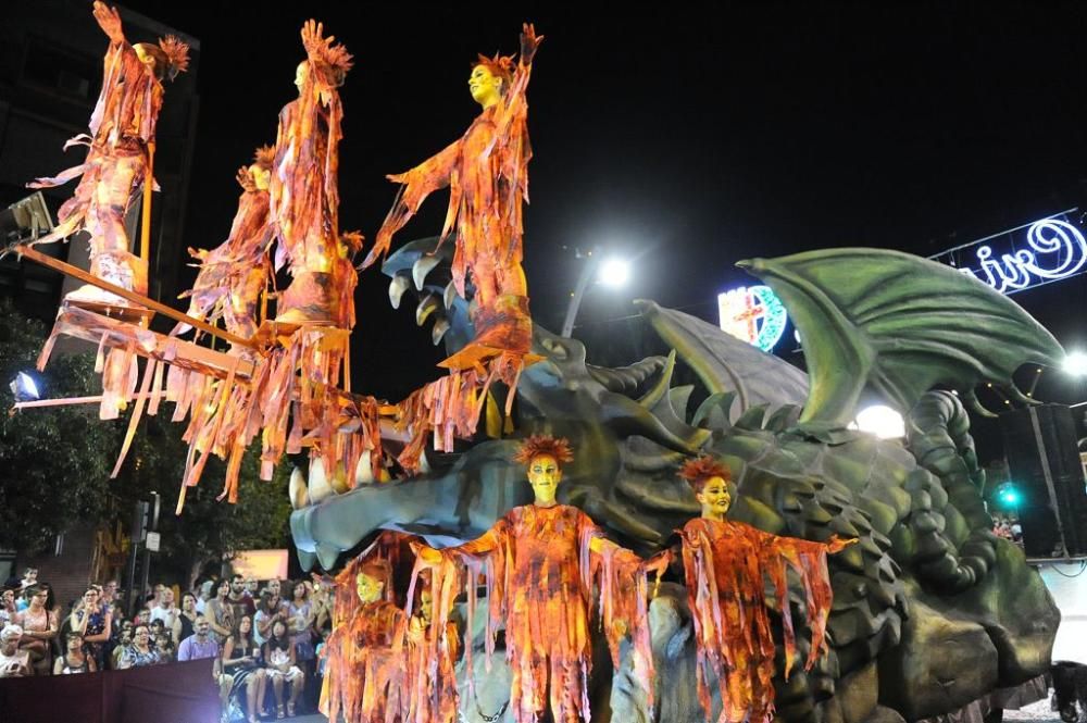 Desfile de Moros y Cristianos por las calles de Mu