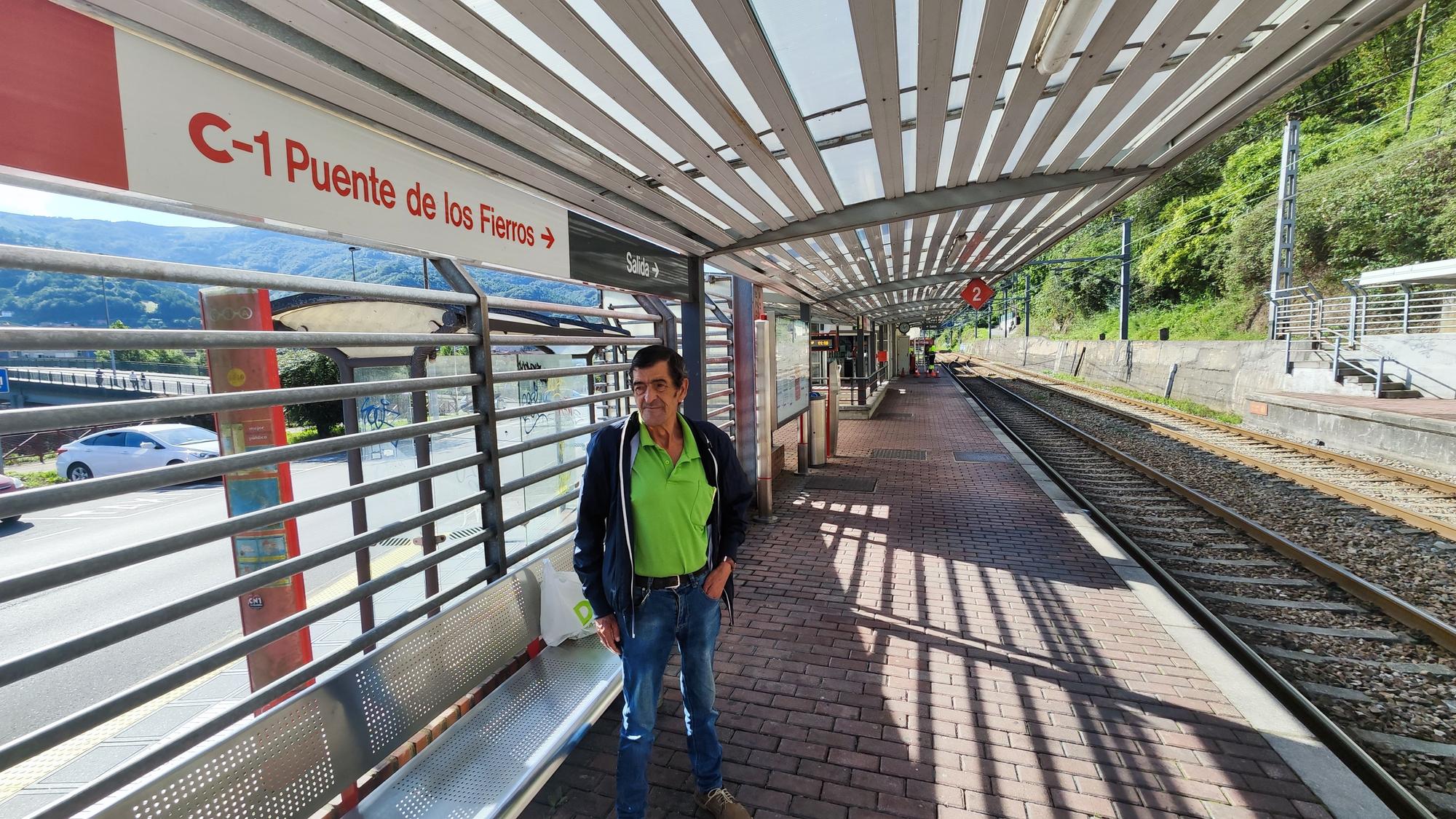 En imágenes: Primer día de las nuevas tarifas en los abonos de transporte en Mieres