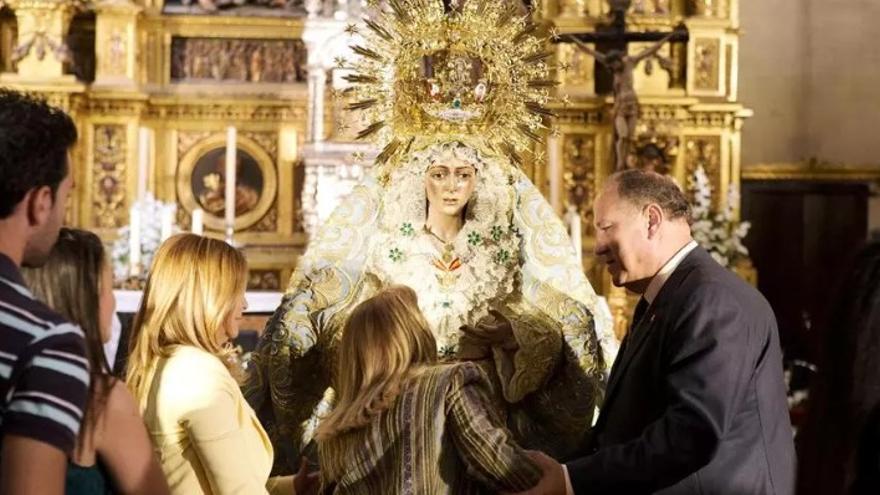 Antonio Santiago, en un besamanos de la Esperanza, en su anterior etapa como capataz general de la Hermandad de la Macarena.