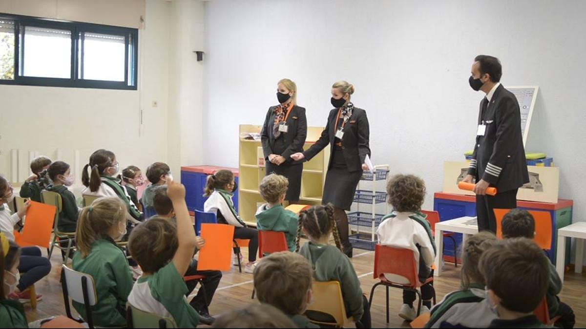 Un momento de la clase de aviación de easeyJet a los alumnos del colegio Los Olivos.