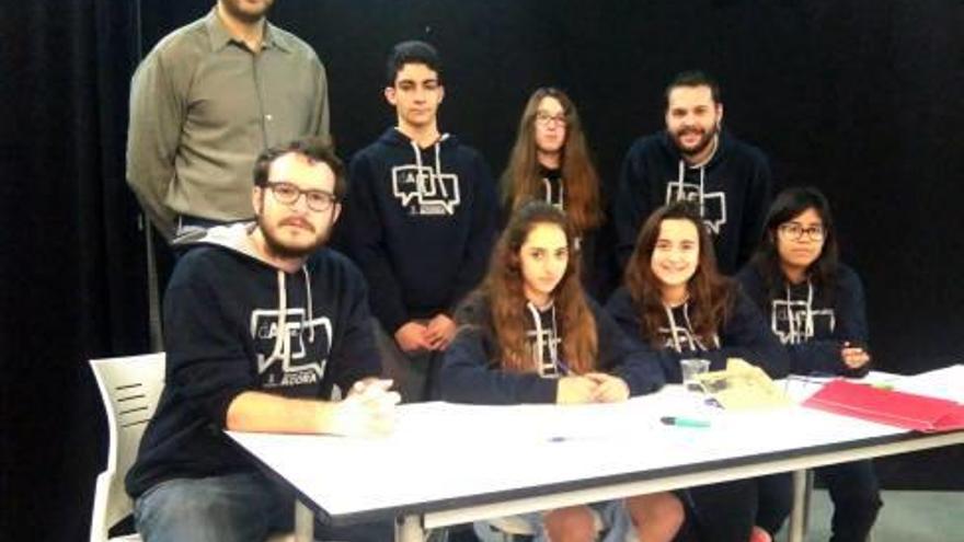 Equipo de debate con sus mentores y el edil de Juventud.