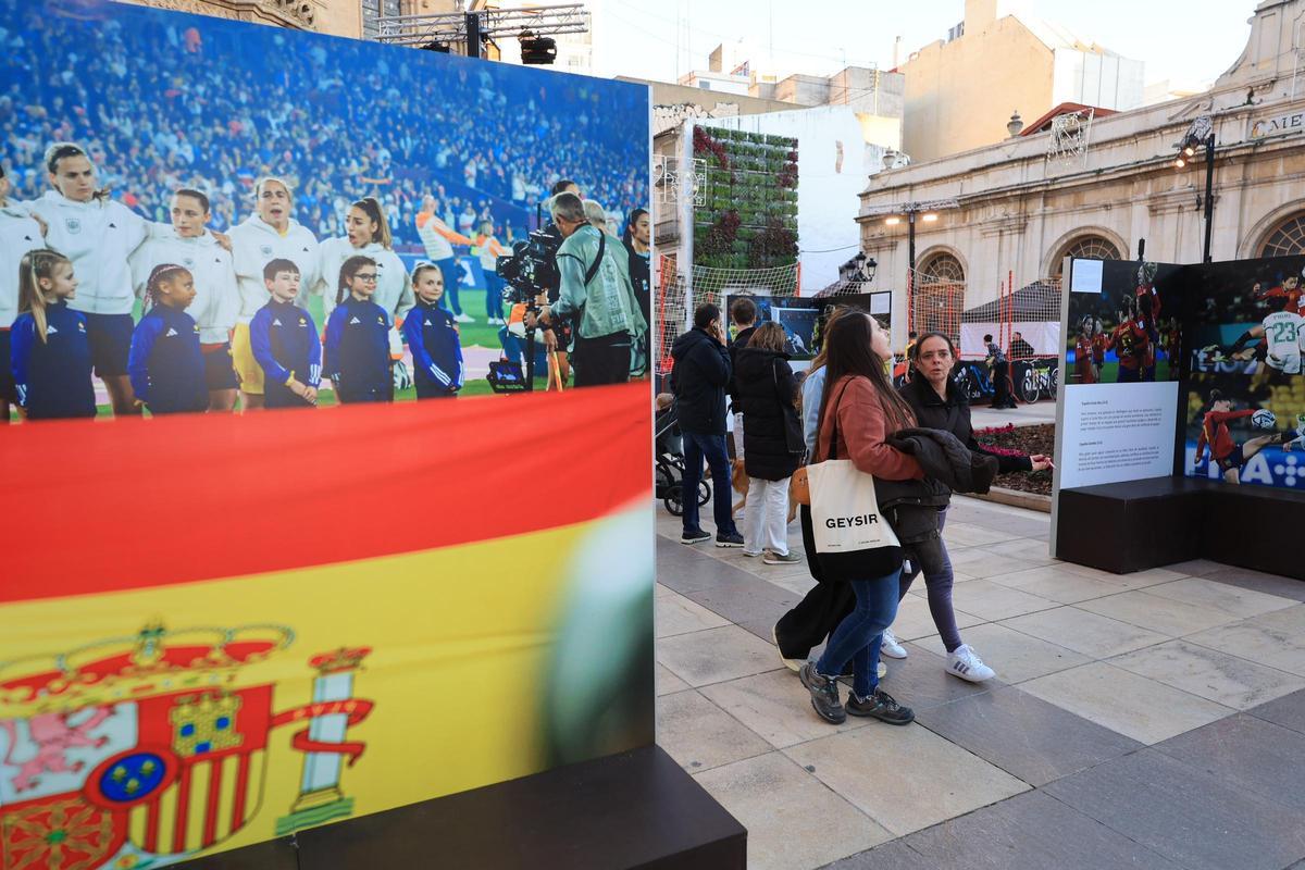 Galería | La final de la Supercopa ya se siente en la Fan Zone de la Plaza Mayor de Castelló