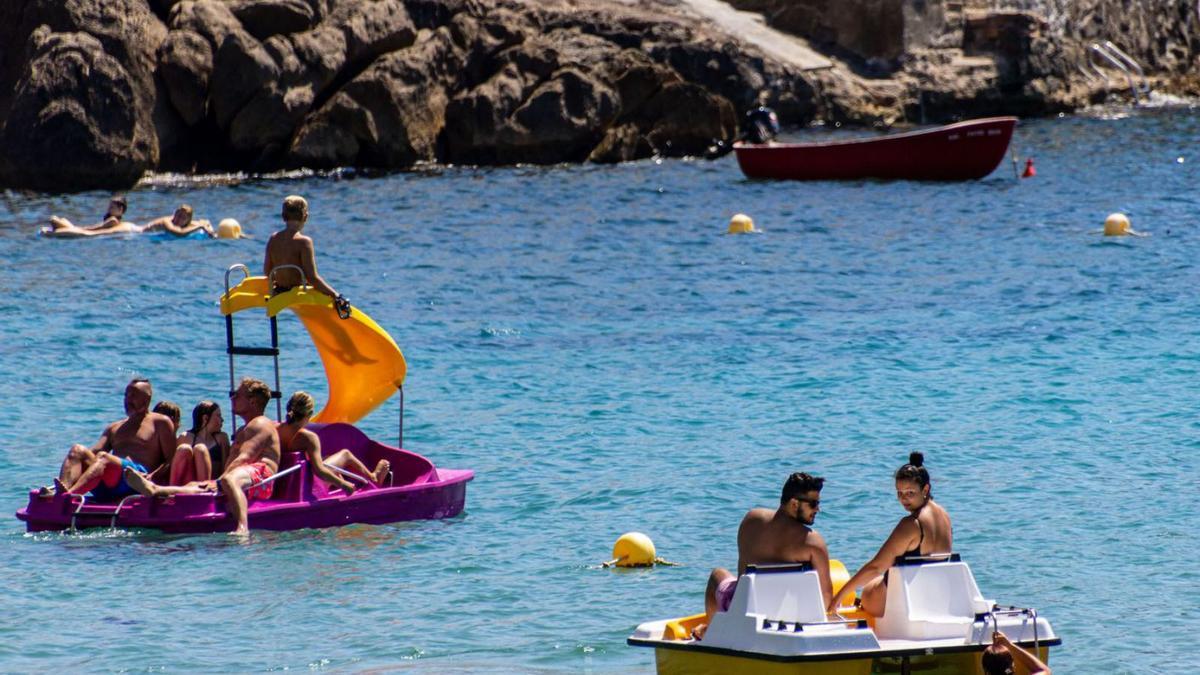 Bañistas en la playa de Sant Elm, el pasado lunes.