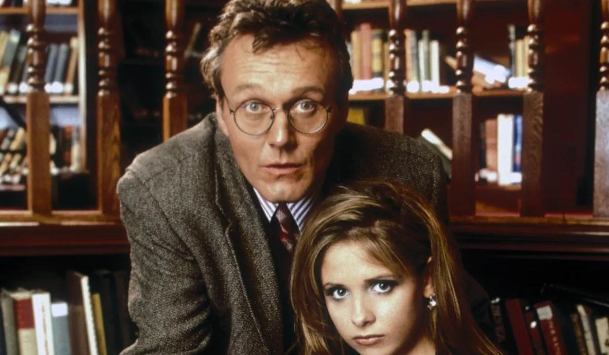 Anthony Head, junto a Sarah Michelle Gellar en Buffy, cazavampiros