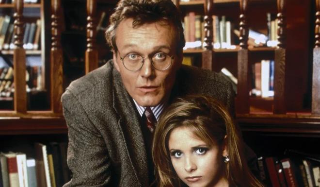 Anthony Head, junto a Sarah Michelle Gellar en Buffy, cazavampiros