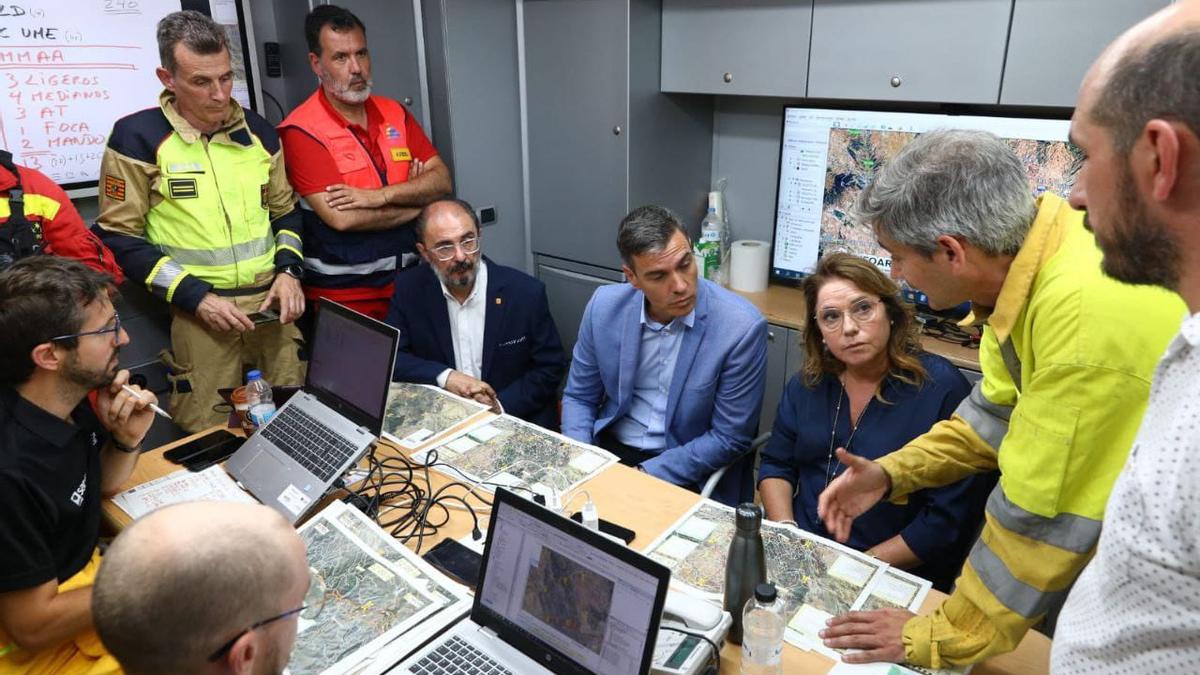 Javier Lambán y Pedro Sánchez son informados de la situación del incendio de Ateca en el puesto de mando avanzado.
