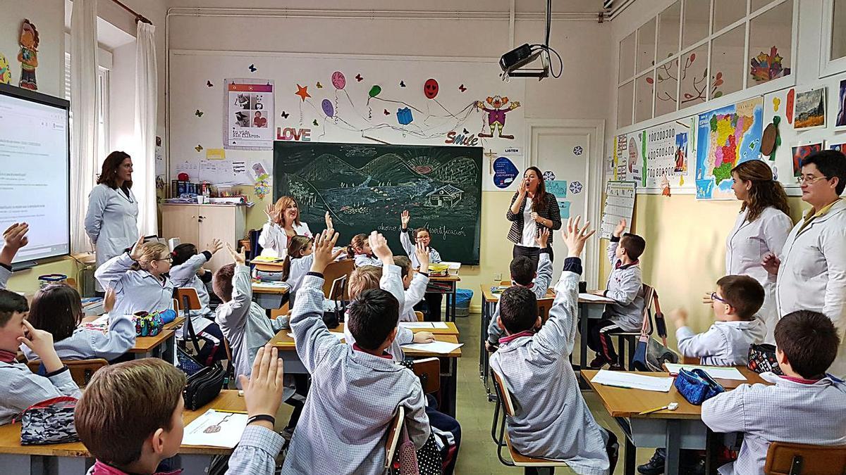 Profesoras y alumnos del colegio San José participan en una jornada educativa.