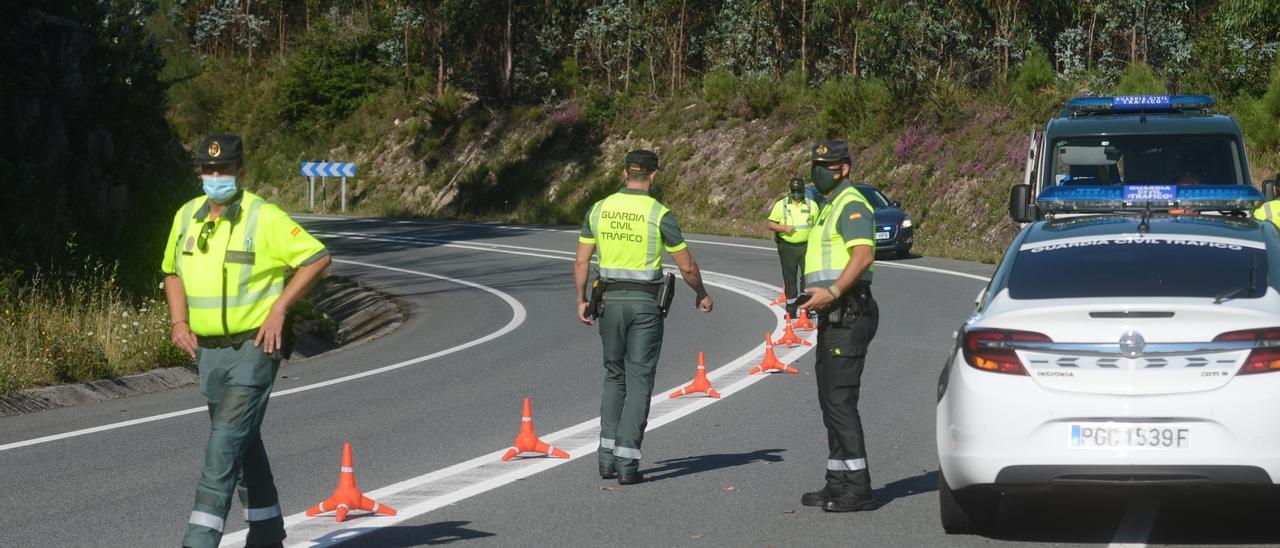 La carretera entre Catoira y Caldas que el PP exige reformar para evitar accidentes y facilitar el acceso a la AP-9 hacia Santiago.