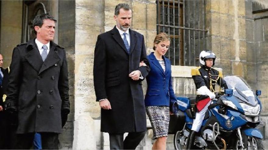 Els reis d&#039;Espanya i el primer ministre francès Manuel Valls, ahir a París.
