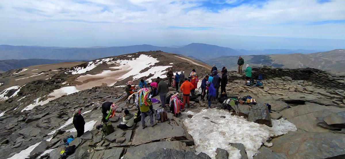 La expedición tras llegar a la cima del Mulhacén.