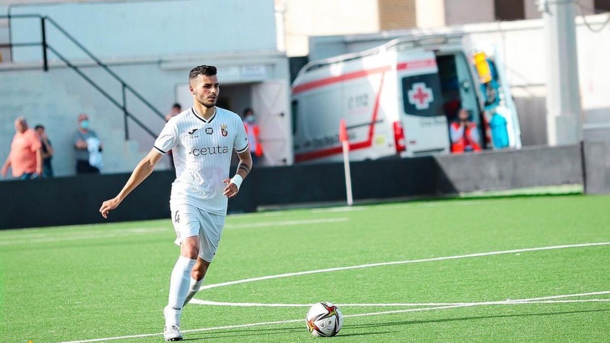 Albert Caparrós, con la camiseta del Ceuta