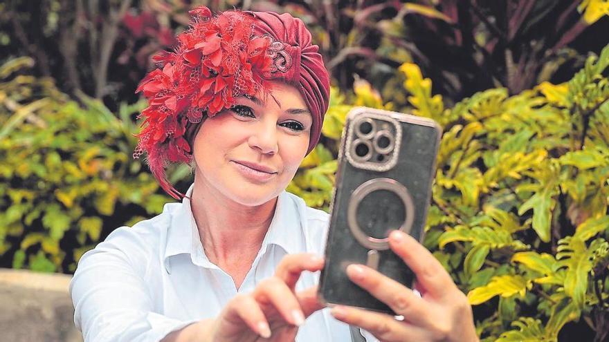 Yaiza Díaz 'renace' con una colección de turbantes oncológicos: "El cáncer de mama ataca a la feminidad"