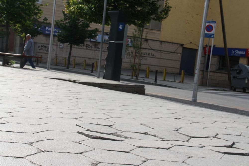 El mal estat del paviment a plaça Catalunya