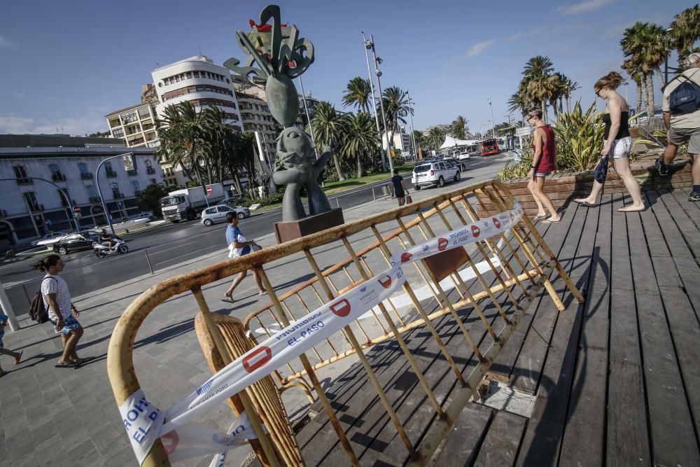 El paseo del Puerto ofrece una imagen de abandono, con escaleras rotas, suciedad, desconchones y pintadas