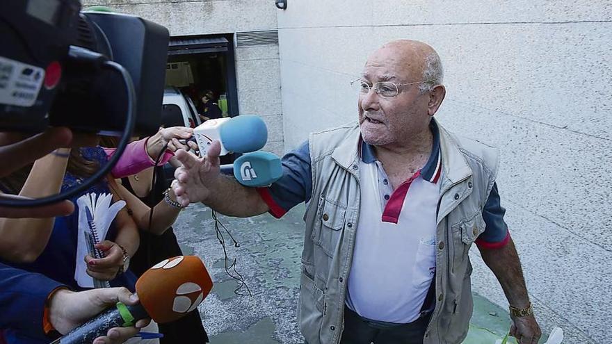 Manuel Charlín abandona los juzgados de Vigo por la puerta de los calabozos. // Marta G. Brea