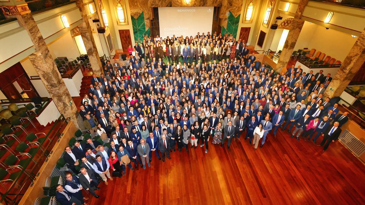 Foto de familia de todos los empleados de Caja Rural de Aragón