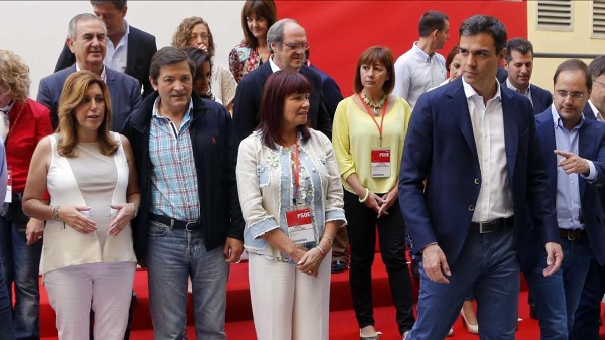 Pedro Sánchez junto a varios líderes territoriales, en mayo del 2015.