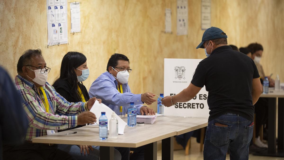 Los ecuatorianos residentes en la Región votan en la segunda vuelta de las elecciones de su país