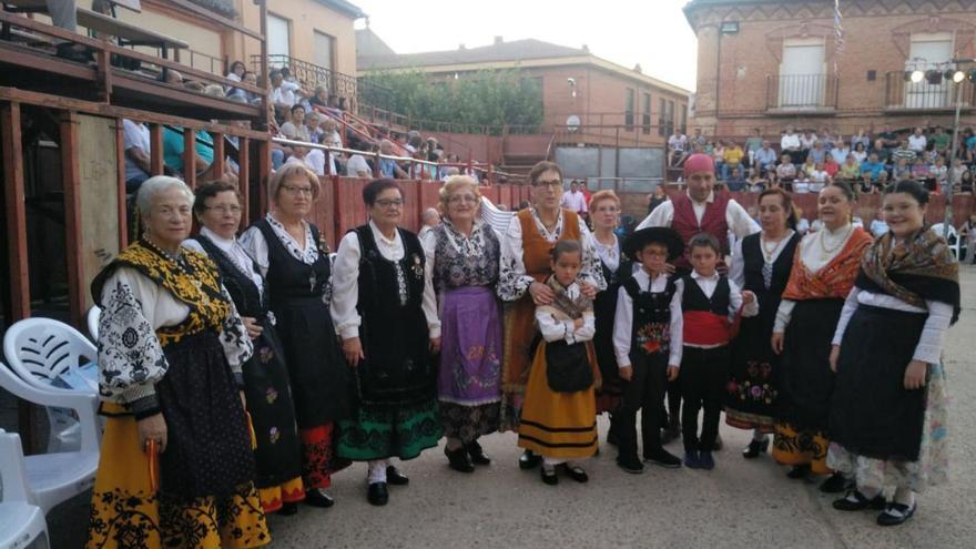 Integrantes del grupo de baile posan tras una actuación en la plaza de Morales de Toro. | Cedida