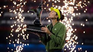 Muguruza besa el trofeo, en Dubai.