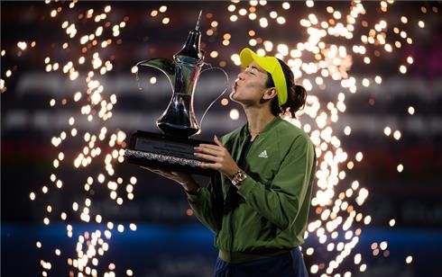 Muguruza besa el trofeo, en Dubai.