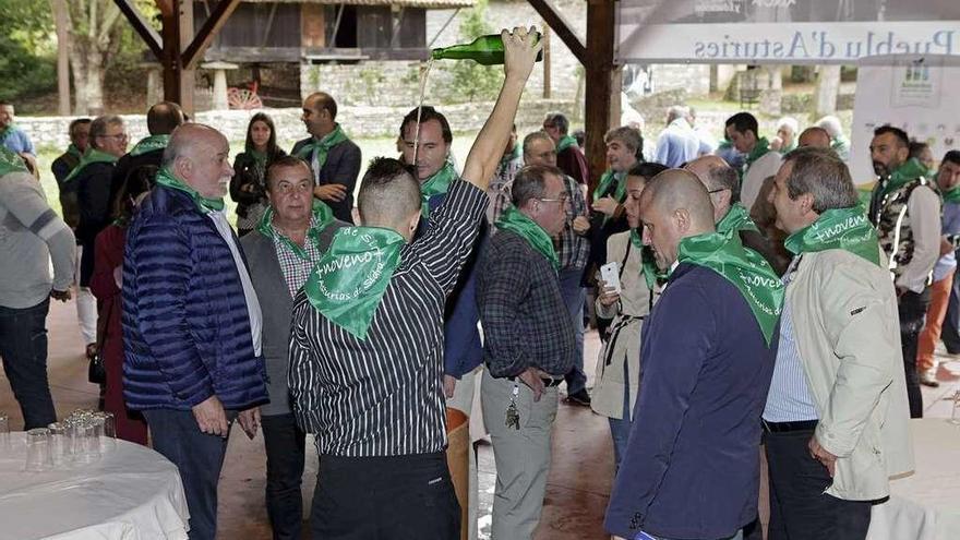 Parte del público que asistió a la presentación, con los organizadores del evento sidrero.