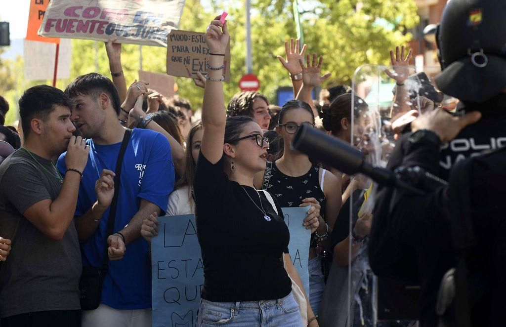 Todas las imágenes de la protesta por la Ebau y las cargas policiales junto a la Consejería de Educación