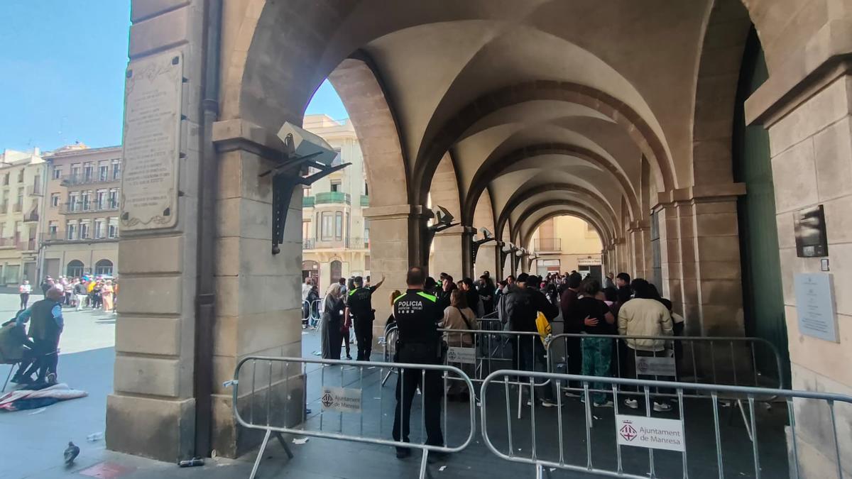 La Policia Local ha organitzat l'entrada amb un sistema de serpentí per a evitar aldarulls i aglomeracions