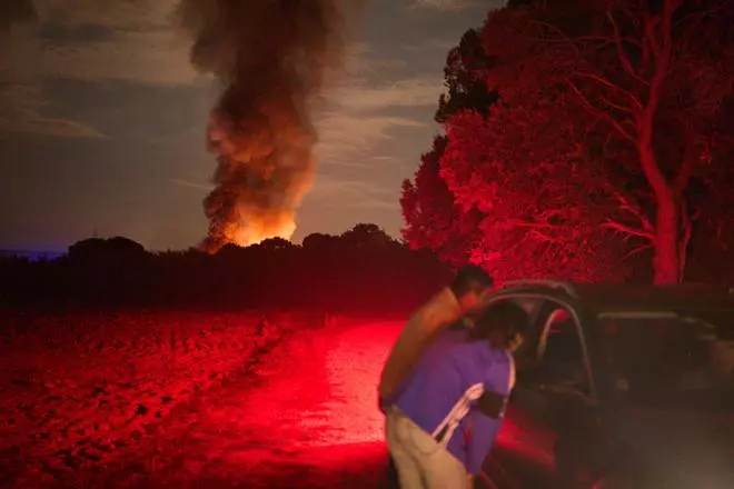 Les imatges de l'incendi de la planta de residus a Vilobí