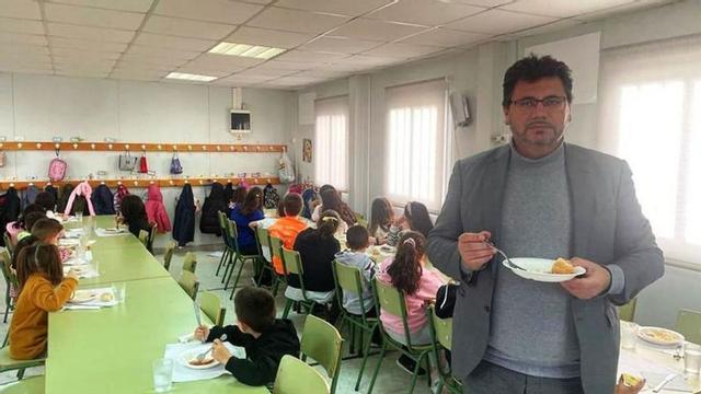 Imagen que Viéitez colgó en sus redes en la que muestra que conoce el menú escolar. | // FDV