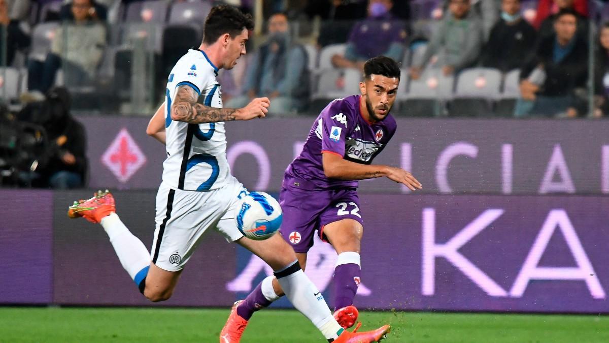Nico González ensaya un centro ante la presión de Bastoni durante un Fiorentina - Inter