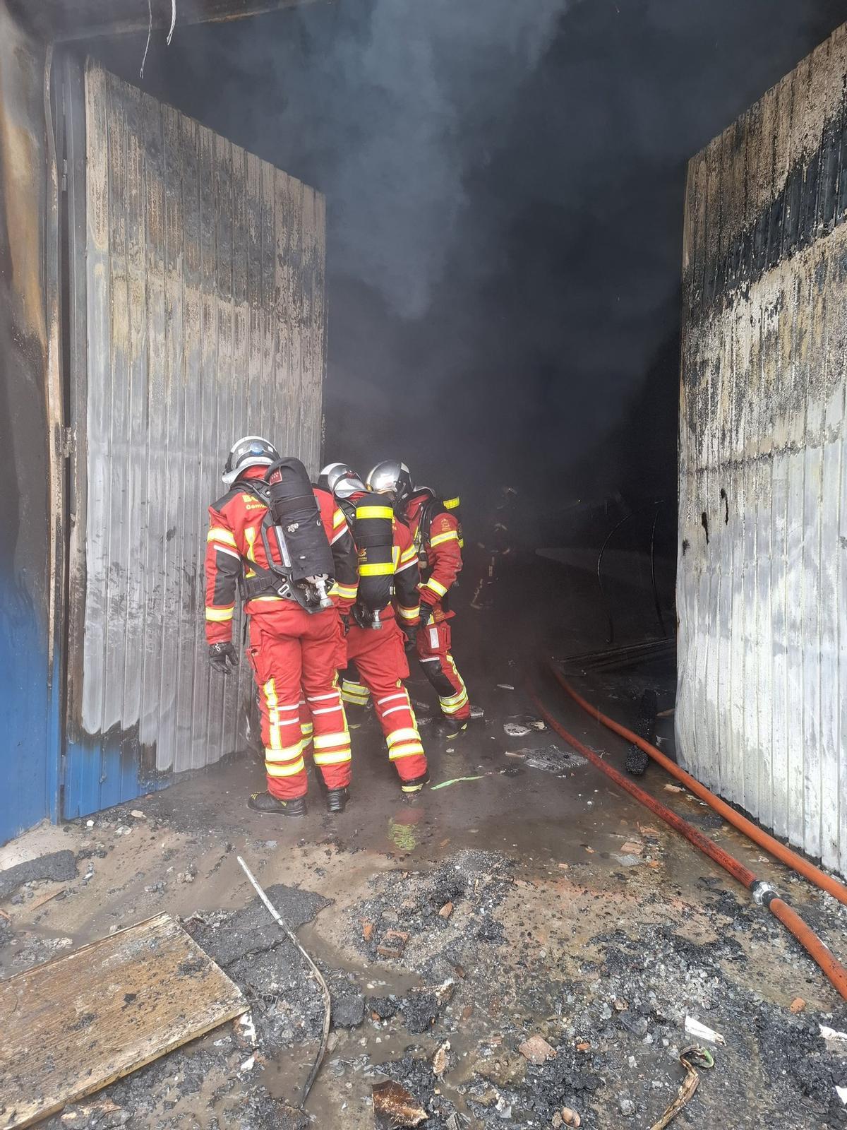 Incendio en una nave de maderas en Fuenlabrada.