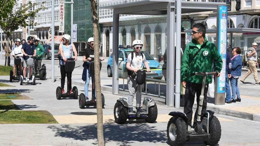 Turistas, en la zona de la Marina.