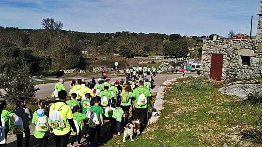 Las personas salen del pueblo en dirección a los Arribes.