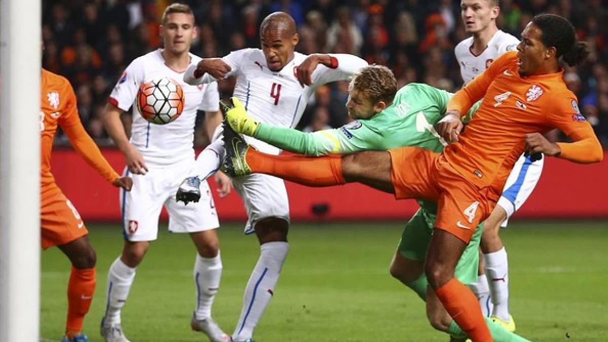 Zoet y Van Dijk intentan evitar un gol de la República Checa.