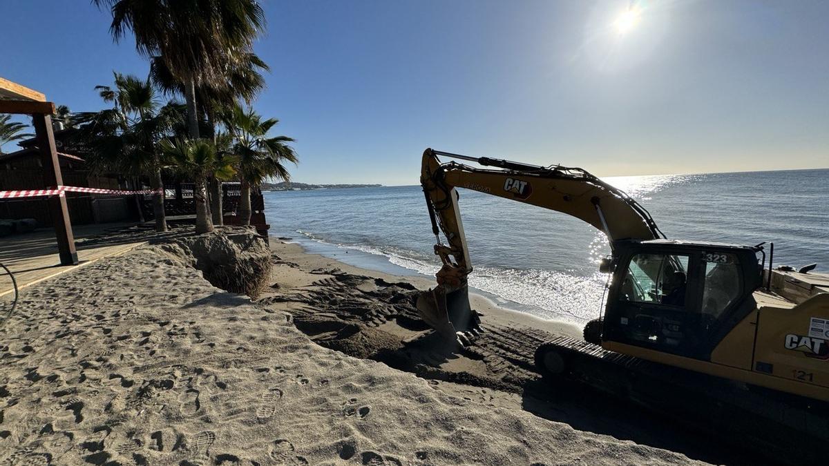 Aporte de arena en una playa de la provincia de Málaga.