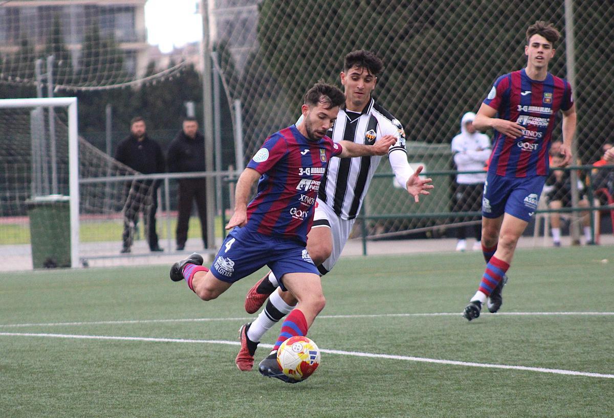 El delantero alicantino Rubén Catalá presional al defensa balear Marc García.