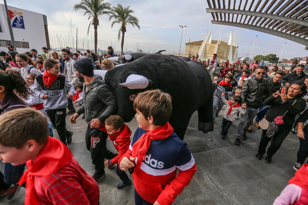 Los niños se suman a las celebraciones de las fiestas patronales en la segunda edición del encierro, con toros hinchables