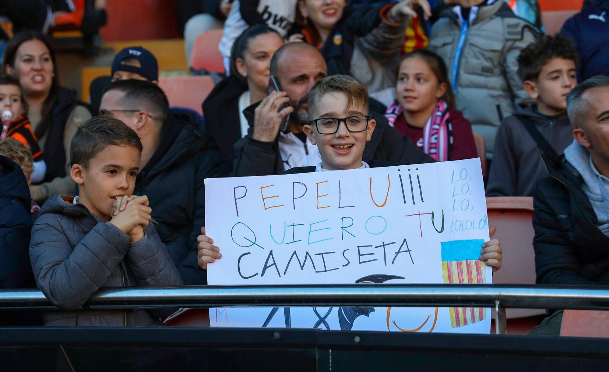 El Valencia volvió a los entrenamientos y lo hizo ante cerca de 15.000 aficionados, que dieron color a las gradas de Mestalla