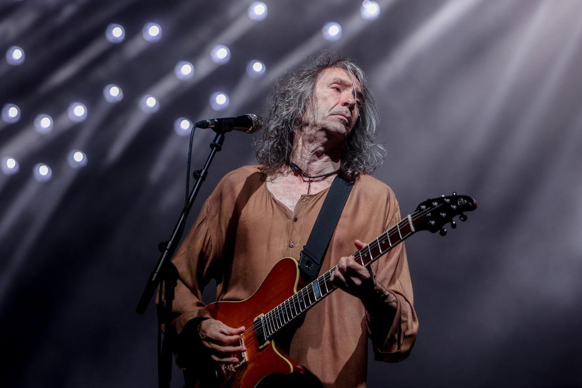 25/05/2024 El cantante Roberto Iniesta, Robe, durante un concierto en el Auditorio Miguel Ríos, a 25 de mayo de 2024, en Rivas-Vaciamadrid, Madrid (España). Robe Iniesta es compositor, músico, poeta y escritor, conocido por ser el fundador en 1987 y cantante del grupo de rock español Extremoduro. En 2015, Robe publicó su primer trabajo en solitario, titulado ‘Lo que aletea en nuestras cabezas’. En 2023 presentó su último disco hasta la fecha, titulado ‘Se nos lleva el aire’. Su nueva gira, ‘Ni santos ni inocentes’, que comenzó el pasado 11 de mayo, llevará al cantante por toda España hasta noviembre. CULTURA Ricardo Rubio - Europa Press