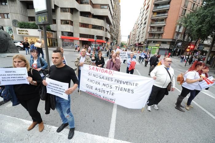 Manifestación de afectados por el cierre de iDenta