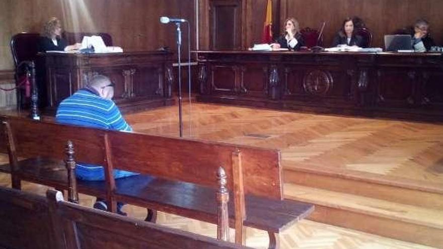 El acusado sentado en el banquillo ayer en la Audiencia. // FdV