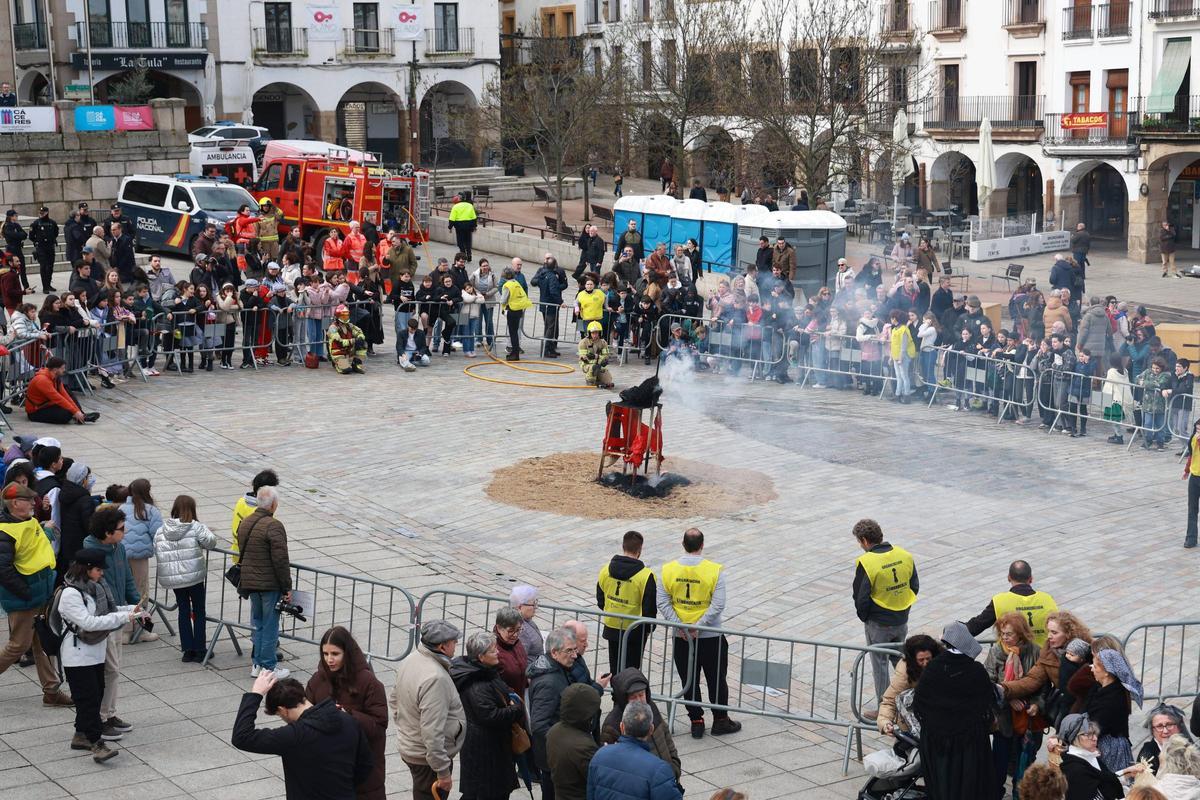 Galería | Así fue la fiesta de Las Lavanderas y la quema del Pelele de Cáceres Galería | Así fue la fiesta de Las Lavanderas y la quema del Pelele de Cáceres