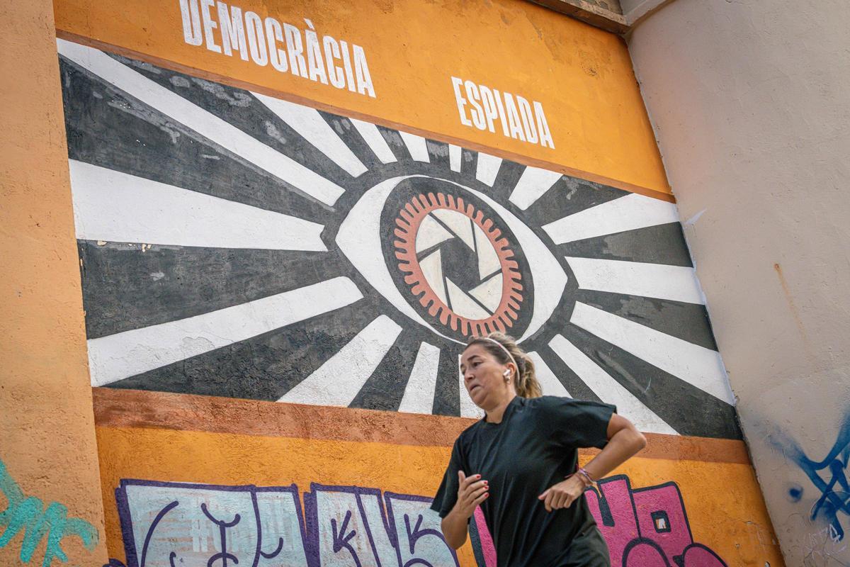 Murales pintados en las paredes de la cárcel Modelo de Barcelona
