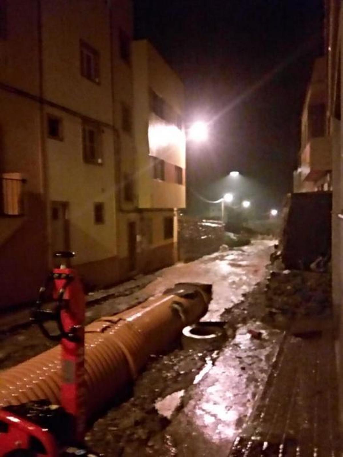 La lluvia hunde la calzada en Casa Ayala