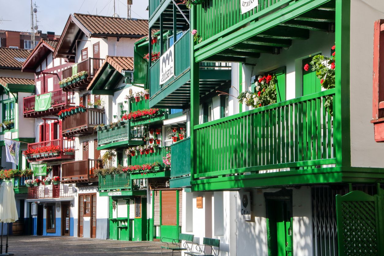 Los colores de las casas del Barrio de La Marina son de lo más característico de la villa.