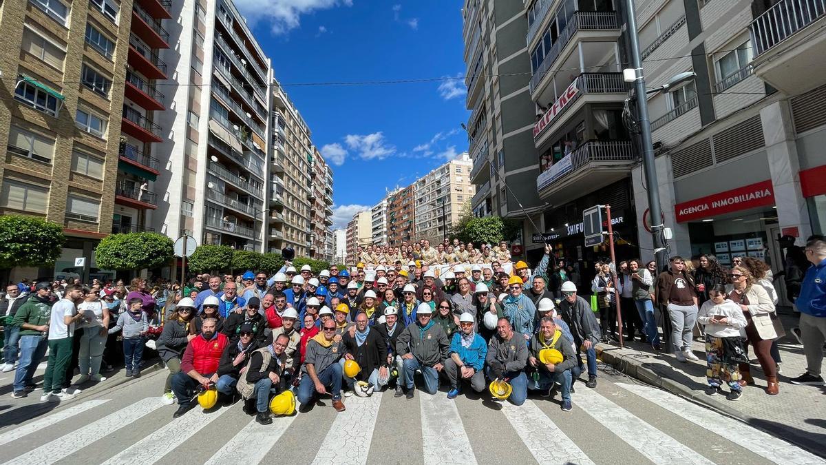 Los responsables y miembros de Junta Local de Alzira junto a las máximas representantes de la ciudad.