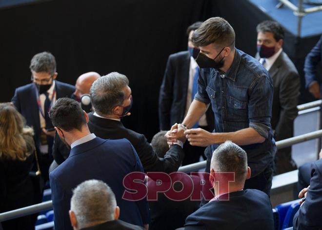 Gerard Piqué habla con Joan Laporta durante la investidura de Laporta como nuevo presidente del FC Barcelona en el Camp Nou.