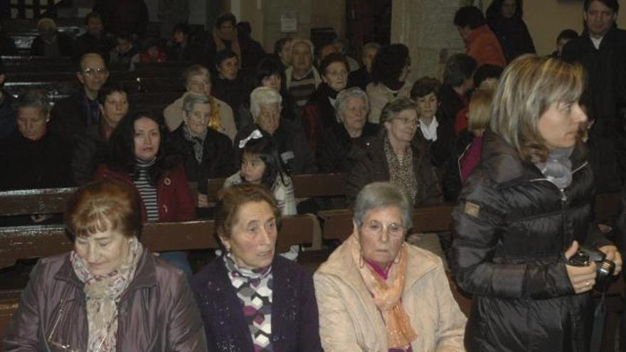 Asistentes al acto navideño celebrado en la parroquia de Trabazos.