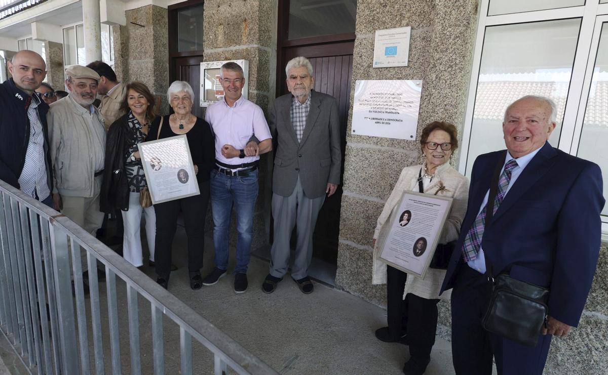 Agustín Álvarez hijo (dcha.) y Avellino Sousa Poza (sobrino de Pilar Poza; centro), en el homenaje en el que se descubrió una placa en Caldas.